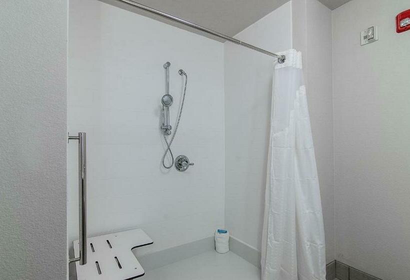 Отель Holiday Inn Express & Suites Atchison, An Ihg