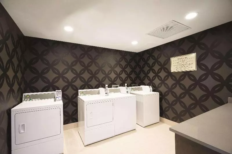 ホテル La Quinta Inn & Suites By Wyndham Memphis Downtown