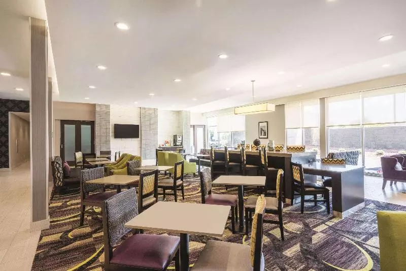 ホテル La Quinta Inn & Suites By Wyndham Memphis Downtown