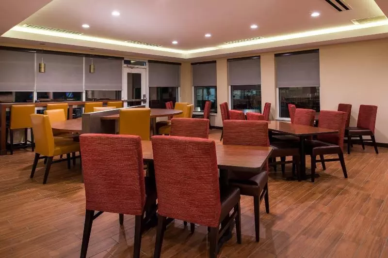 Hotelli Towneplace Suites By Marriott Charlestonwest Ashley