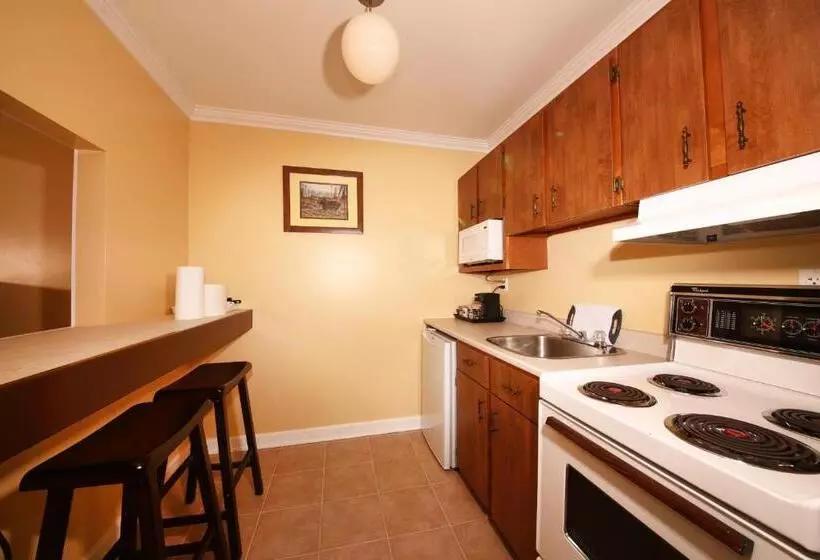 Grenfell Heritage Hotel & Suites