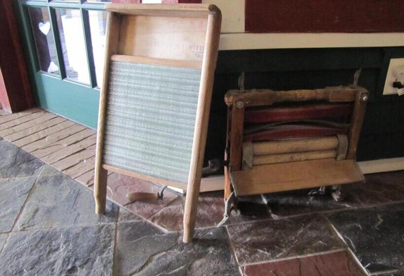 Grenfell Heritage Hotel & Suites