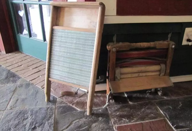 Grenfell Heritage Hotel & Suites