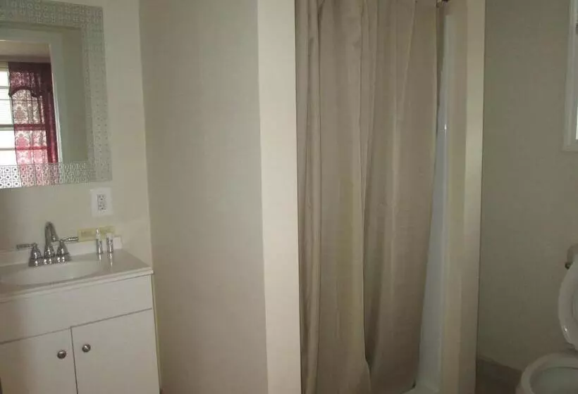 モーテル Misquamicut Beach Front Inn