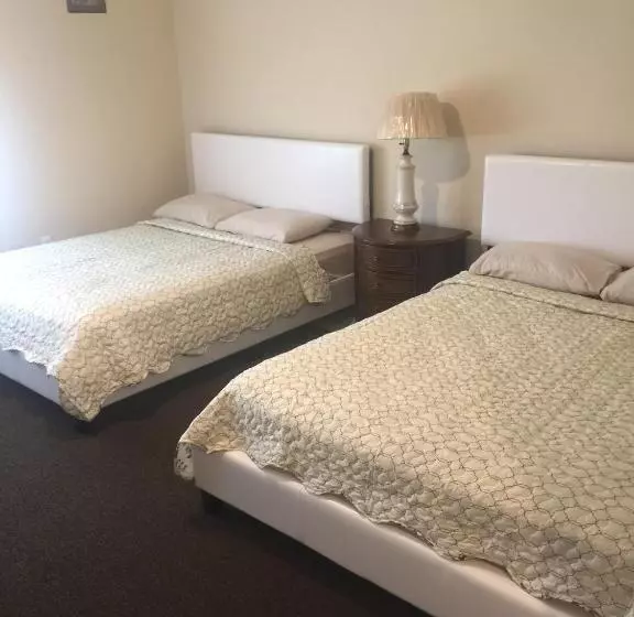 モーテル Misquamicut Beach Front Inn