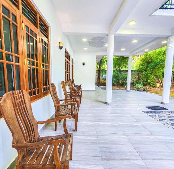 فندق Traget Safari Home Stay