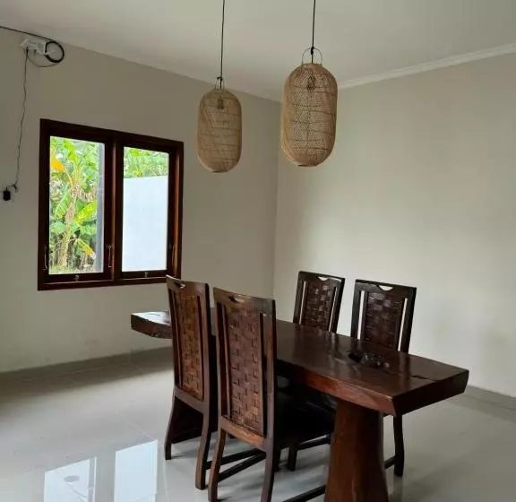 Aamiaismajoitus (B&B) Nyoman House