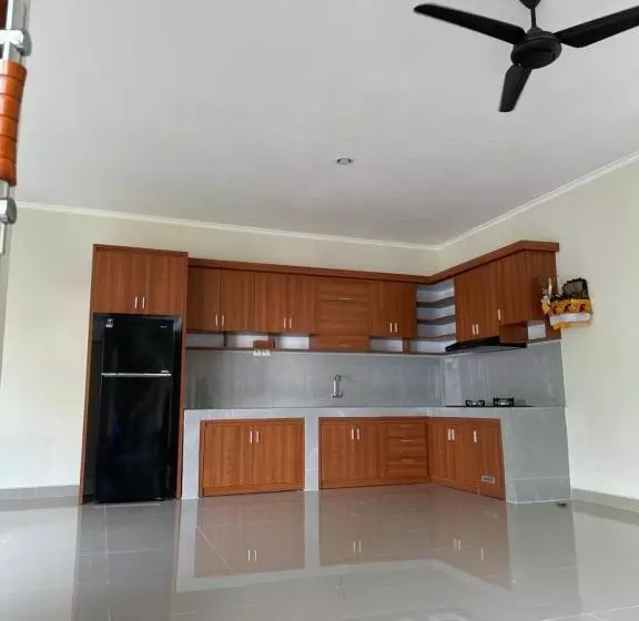 Aamiaismajoitus (B&B) Nyoman House