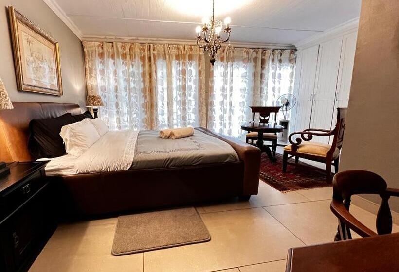 Pension Mitchell Bank Hideaway