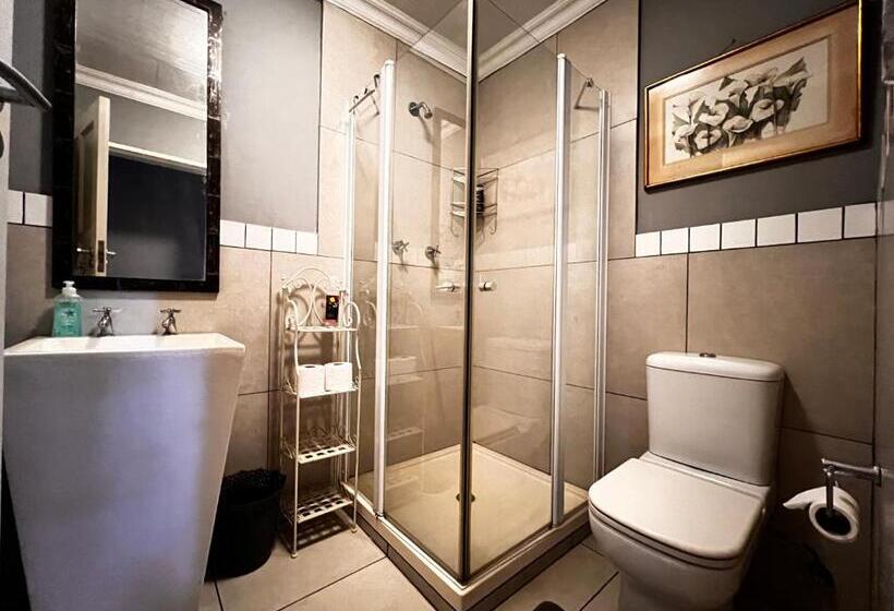 Pension Mitchell Bank Hideaway