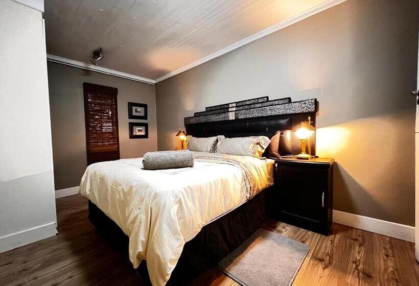 Pension Mitchell Bank Hideaway