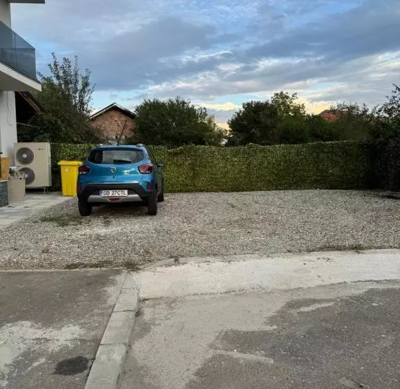 پانسیون The Cube