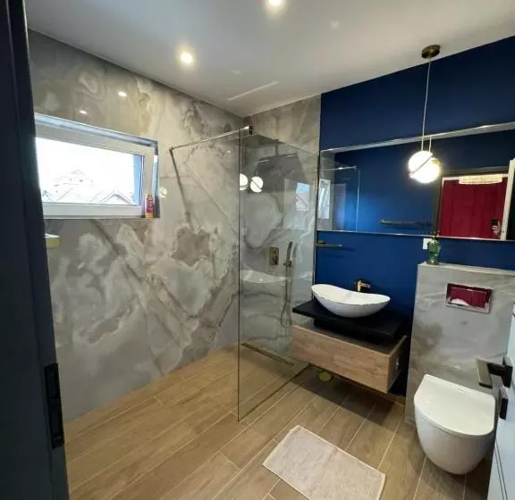 پانسیون The Cube