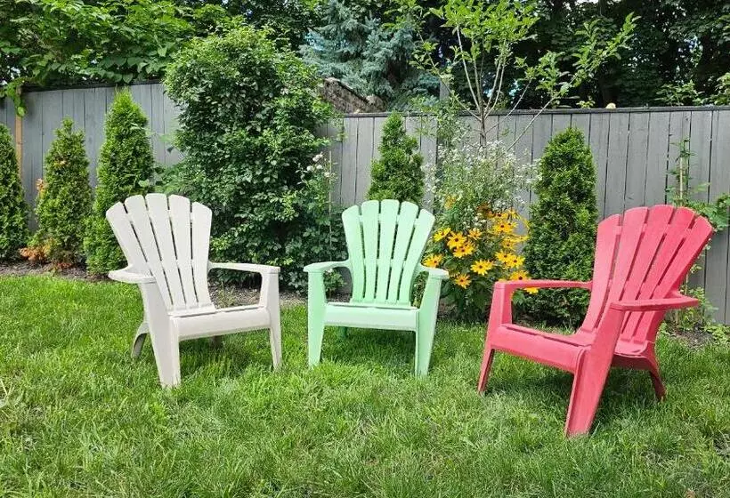 تختخواب و صبحانه Serenity Inn