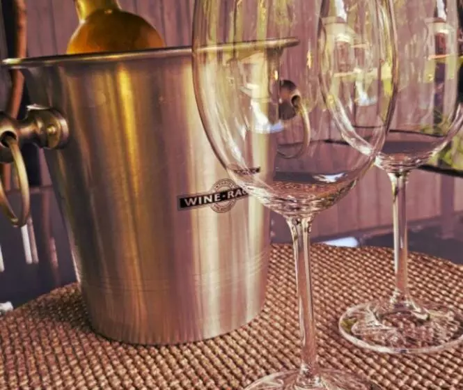 تختخواب و صبحانه Serenity Inn