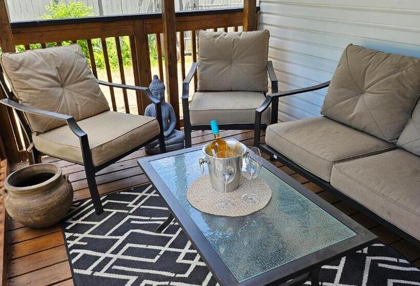 تختخواب و صبحانه Serenity Inn