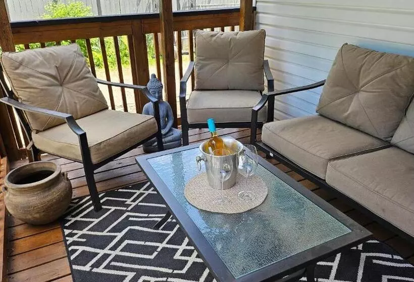 تختخواب و صبحانه Serenity Inn