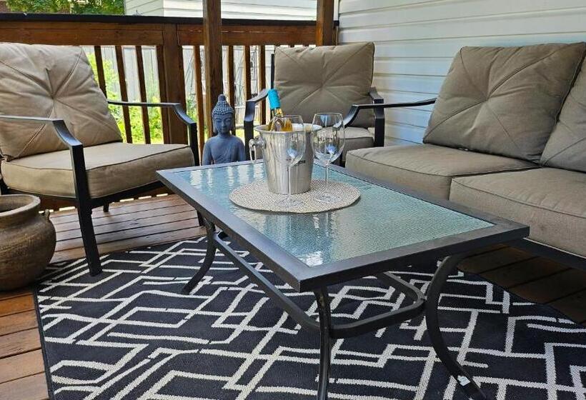 تختخواب و صبحانه Serenity Inn