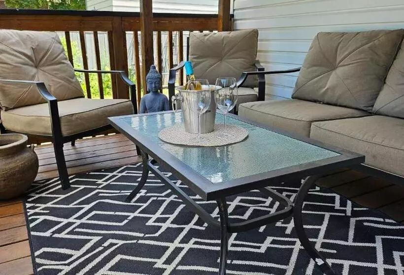 تختخواب و صبحانه Serenity Inn