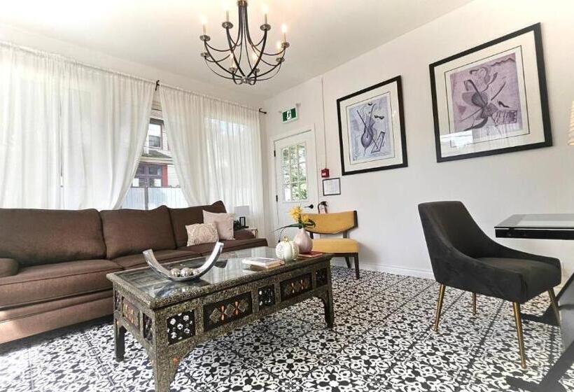 تختخواب و صبحانه Serenity Inn