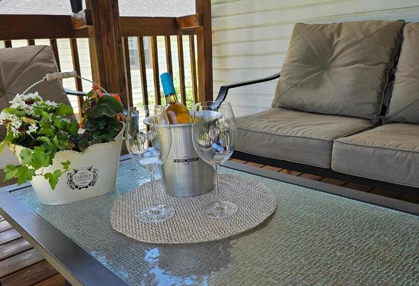 تختخواب و صبحانه Serenity Inn