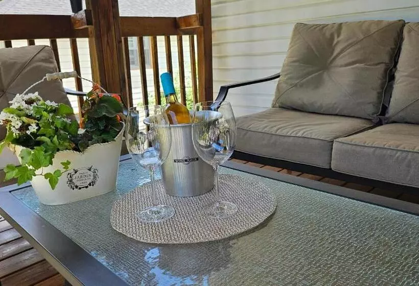 تختخواب و صبحانه Serenity Inn