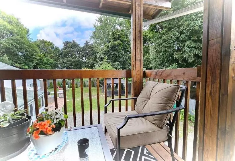 تختخواب و صبحانه Serenity Inn