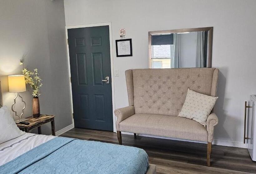 تختخواب و صبحانه Serenity Inn