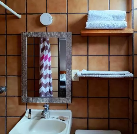 هتل کپسول Casa Barcelona San Luis Potosí