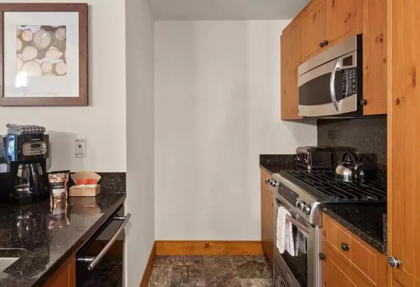 Lomakeskus 1122a 1 Bdrm The Pines Ski In Ski Out Lodge At Spruce Peak