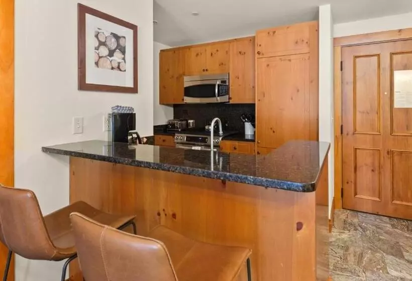 Lomakeskus 1122a 1 Bdrm The Pines Ski In Ski Out Lodge At Spruce Peak