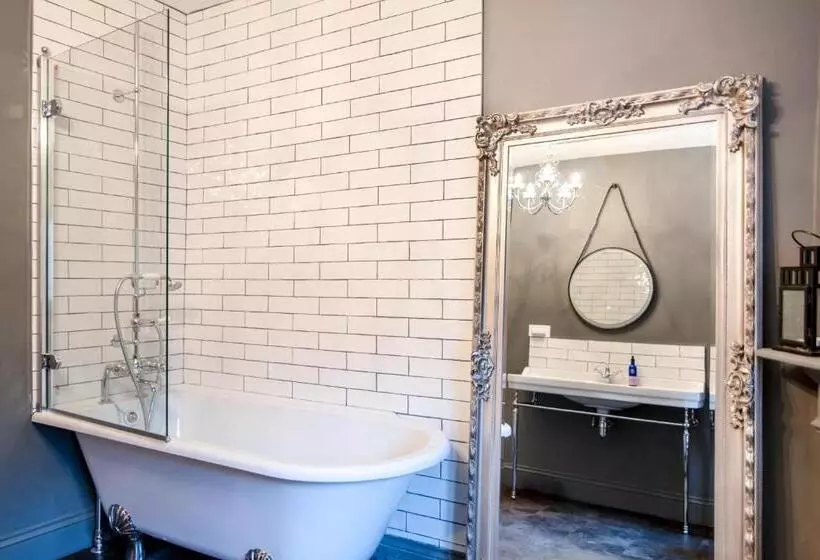 Aamiaismajoitus (B&B) Goytre Hall