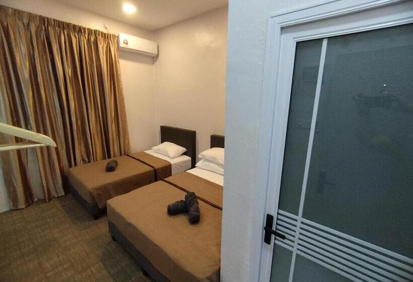 בית מלון כפרי Nafeeza Roomstay