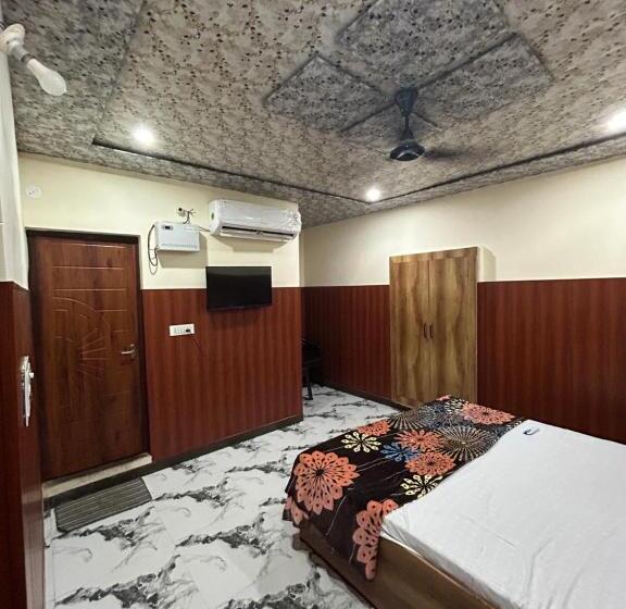 酒店 Saini Bhawan 100m From Bankey Bihari, 500m From Premanand Ji Maharaj