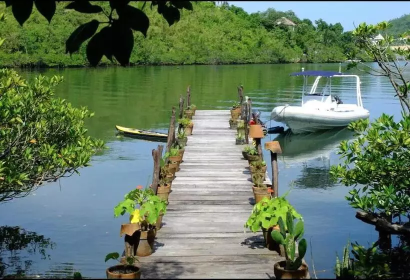 Majatalo Balihuts Guesthouse