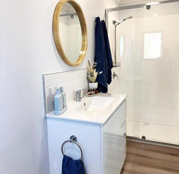 Отель Badger S View Farmstay Blue Tongue Cabin