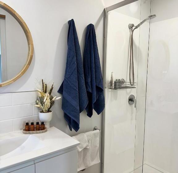 Отель Badger S View Farmstay Blue Tongue Cabin