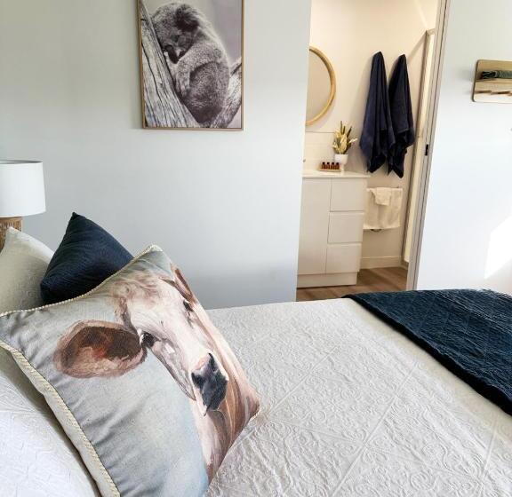 Отель Badger S View Farmstay Blue Tongue Cabin