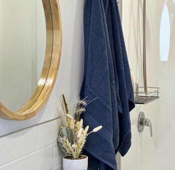 Отель Badger S View Farmstay Blue Tongue Cabin