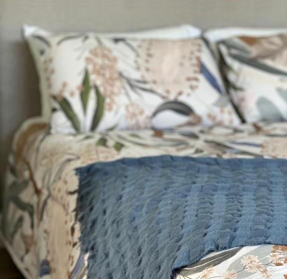 Отель Badger S View Farmstay Blue Tongue Cabin