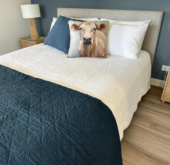 Отель Badger S View Farmstay Blue Tongue Cabin