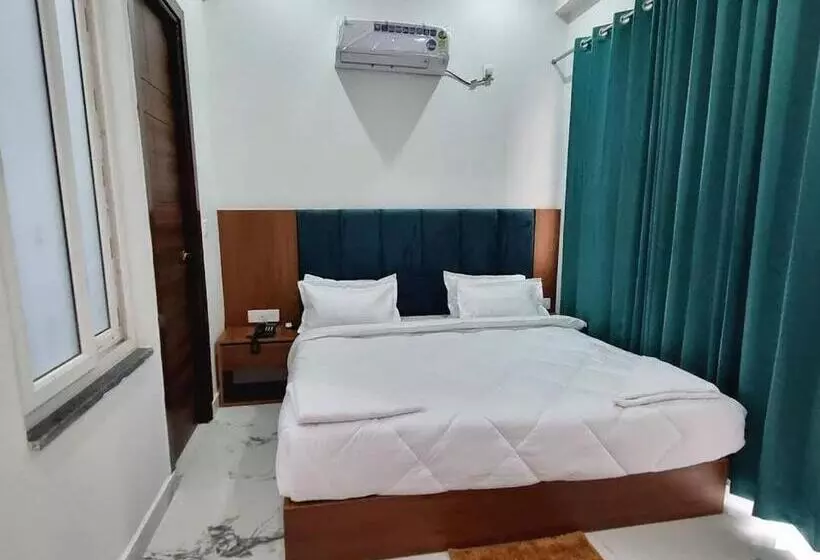 ホテル Parth Inn