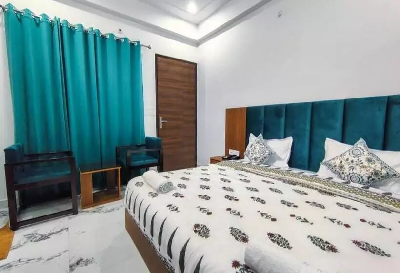 ホテル Parth Inn