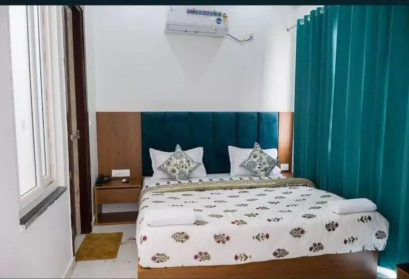ホテル Parth Inn