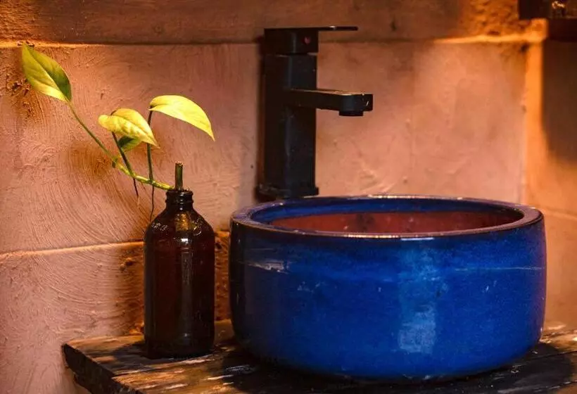 تختخواب و صبحانه Bluebird   Cozy Indigo Home