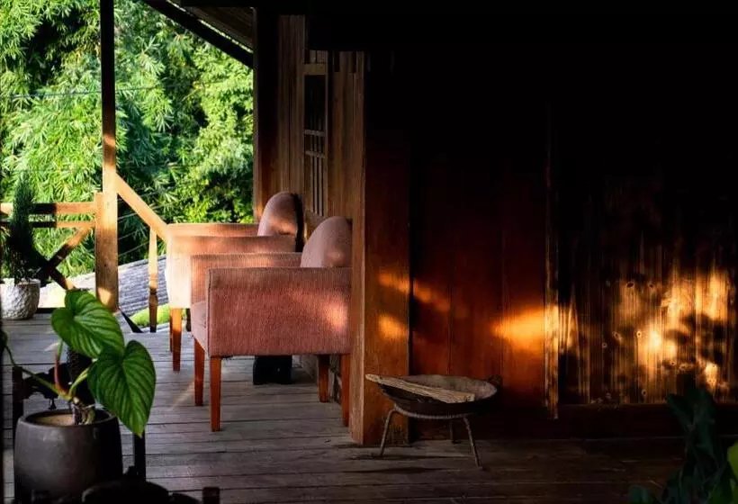 تختخواب و صبحانه Bluebird   Cozy Indigo Home