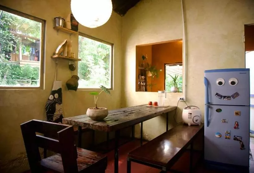 تختخواب و صبحانه Bluebird   Cozy Indigo Home