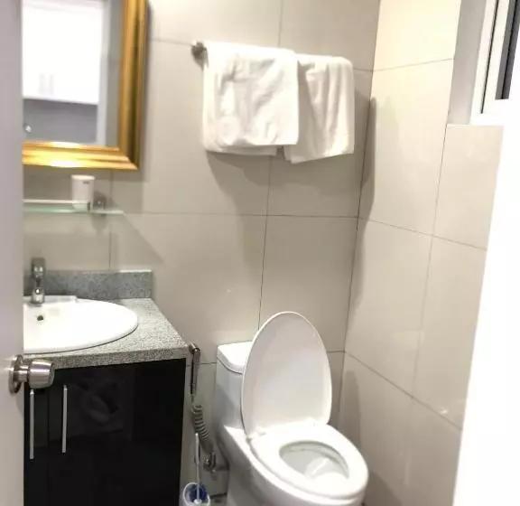 هتل Deluxe Room With King Bed And Balcony At Kandi Palace