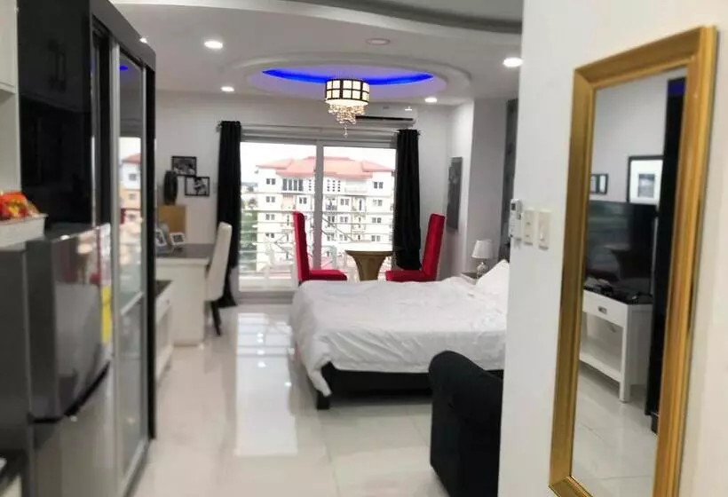 هتل Deluxe Room With King Bed And Balcony At Kandi Palace