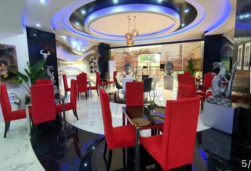 Hotell Deluxe Room With King Bed And Balcony At Kandi Palace